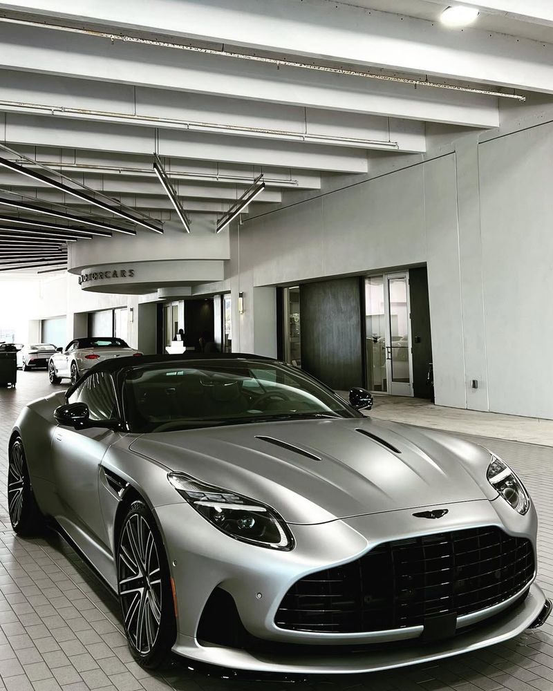Aston Martin DB12