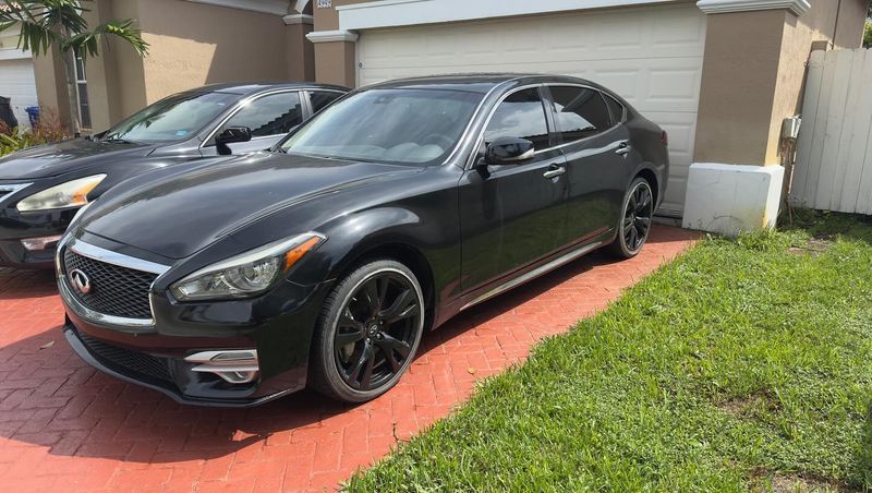 Infiniti Q70 5.6