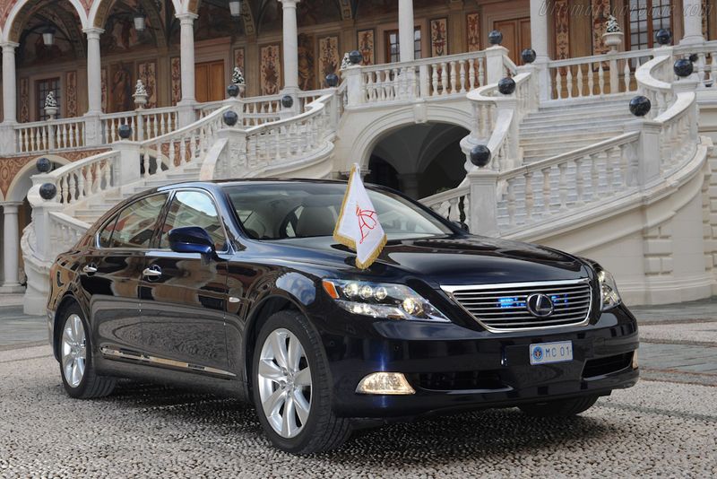 Lexus LS 600h L Landaulet - Monaco's Royal Ride